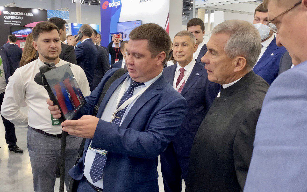 The President of the Republic of Tatarstan took an interest in the BRIO MRS mixed reality device for the construction industry during the Kazan Digital Week Forum